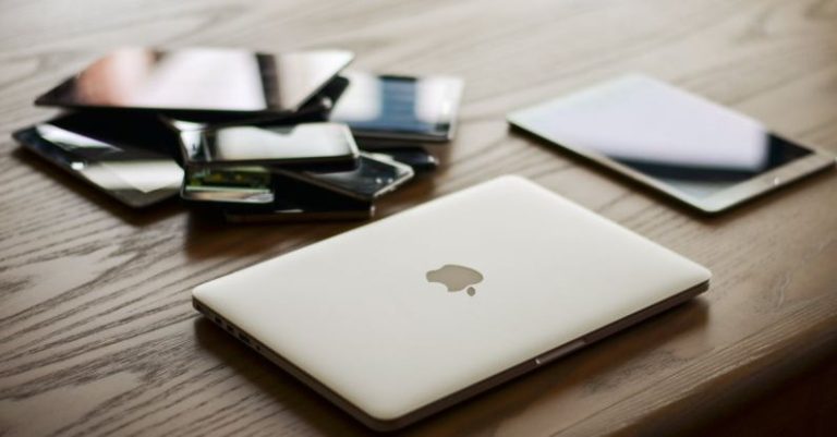 Devices - Macbook and Ipad on Desk